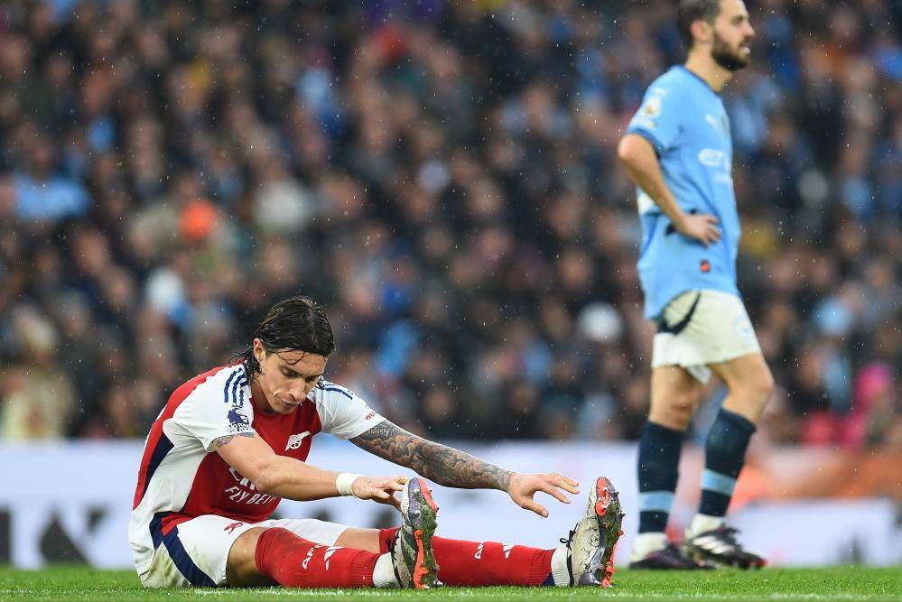 英超回顾：有毒啊！国际比赛日又伤核心，萨卡伤退牵动全局，枪手夺冠又难了